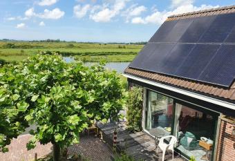 Walvisch van Ghyspe allows 18 year olds to book a room