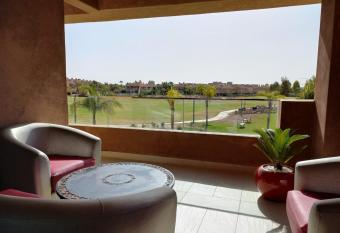 Corail Apart Golfique -Prestigia has rooms with a private hot tub