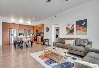 Brand New Lux Apartment - Year Round Pool - HAFB has rooms with a private hot tub