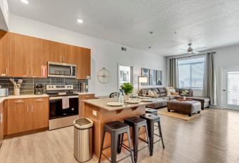 Brand New Apt - Gigabit Internet - Yr Round Pool has rooms with a private hot tub