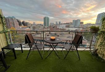 Sugar Shack Studio Downtown Skyline Views has Balcony rooms