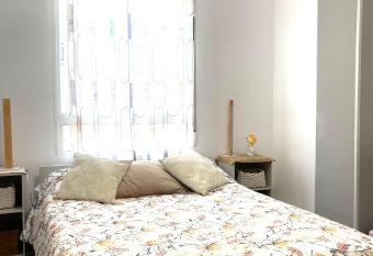 Comfortable Carolina en Alicante allows 18 year olds to book a room