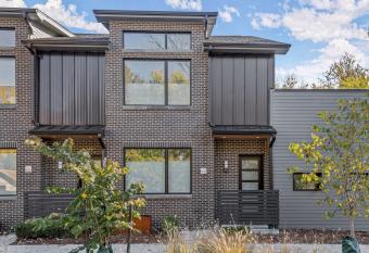 The Hero - Chic Townhome Near The Square allows 18 year olds to book a room