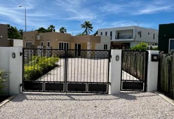 Cheerfull 2-bedroom home allows 18 year olds to book a room