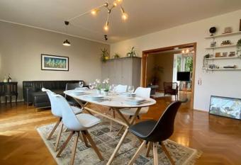 Wundersch  ne Altbauwohnung mit Terrasse - 102 qm has Balcony rooms