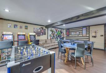 Bear Haven Cabin - Ski/Lake/Pool with Game Room! has Balcony rooms