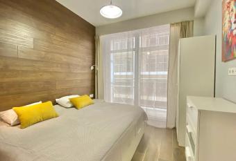 Kamar Nyaman di Apartemen has Balcony rooms