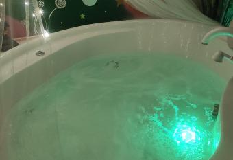 Pension Relax-Hv  zdi  ka has rooms with a private hot tub