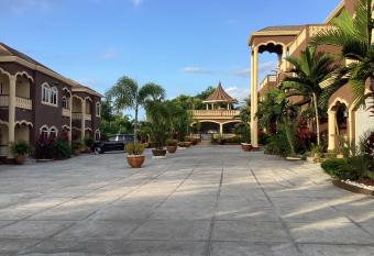 vacation villas runaway bay allows 18 year olds to book a room