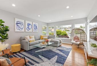 @ Marbella Lane - Cozy Home with Picturesque Views has Balcony rooms