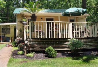 Secluded Wooded Setting 5 Minutes From Town has Balcony rooms