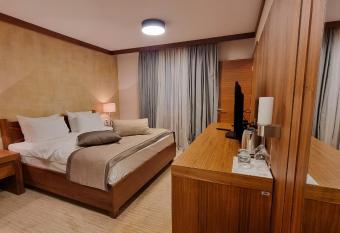 Apartman B428 Vucko has rooms with a private hot tub