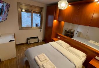 Habitaci  n c  moda en Barcelona allows 18 year olds to book a room