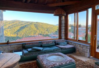 Villa Ardamis Karyes has rooms with a private hot tub