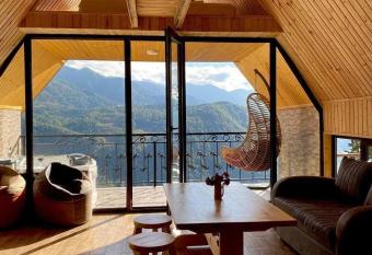 Highland     Varjanisi has rooms with a private hot tub