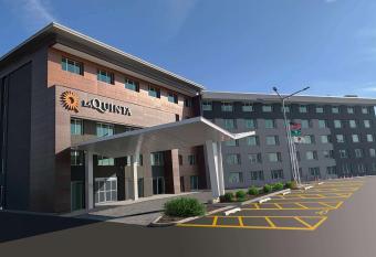 La Quinta by Wyndham Chicago O'Hare Airport allows 18 year olds to book a room