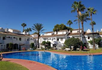 Modern House with large pool! has Balcony rooms