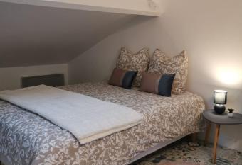 La vie sous les combles - Aux portes de Paris allows 18 year olds to book a room