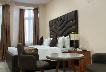 De Silver Green Luxury Hotel allows 18 year olds to book a room