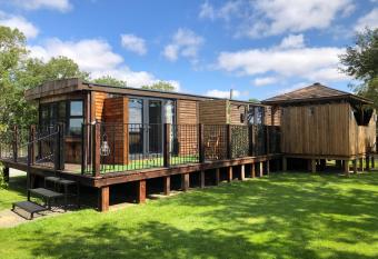 Peaceful Holiday Lodge with Hot Tub allows 18 year olds to book a room