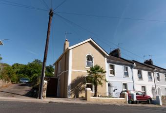 Upton House - Charming 4-bedroom home in Torquay allows 18 year olds to book a room