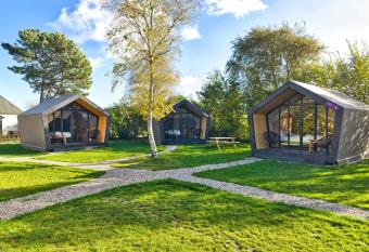 Tenthuisje in het groen, een suite met eigen badkamer allows 18 year olds to book a room