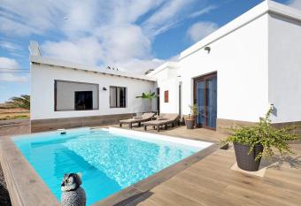 Casa Guenia I has Balcony rooms