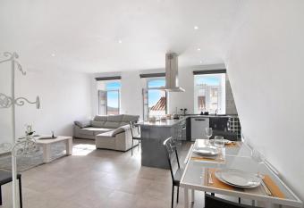 Traditional 3 bedroom apartment has Balcony rooms