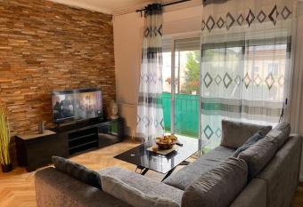 Super appartement avec balcon et parking gratuit has Balcony rooms