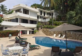 Gran habitacion con terraza vista espectacular, piscina allows 18 year olds to book a room