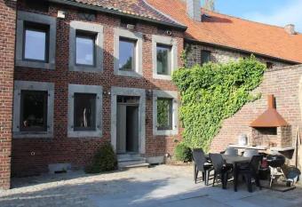 La maison de Barbara allows 18 year olds to book a room