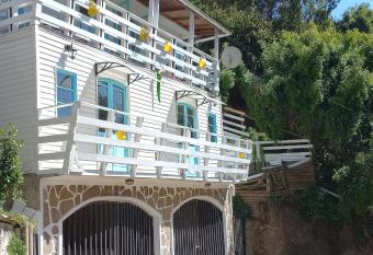 Full Lodge de Estacion Ritoque - 6 huespedes allows 18 year olds to book a room