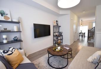 Charming newly-built retreat, mins to beachfront! has Balcony rooms