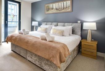 Chinatown Arcadian Birmingham City Centre Apartments Parking By RISE has Balcony rooms