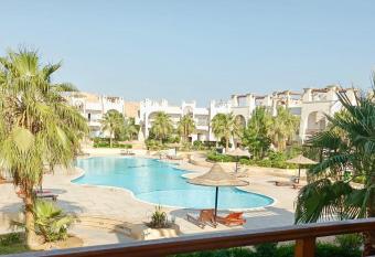 Tamara Apartment Sunny Lakes allows 18 year olds to book a room