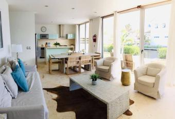 Casa Moderna Fresca and The PoolClub at Mahogany Bay! allows 18 year olds to book a room