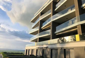 Lela lakeside apartman a vizek szerelmeseinek allows 18 year olds to book a room