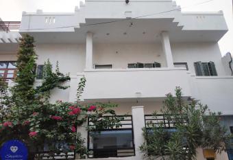 Sapphire - The Homestay - Gomti Nagar has Balcony rooms