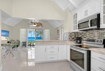 Hospitality Expert F36 Beach front Pool & Chef has Balcony rooms