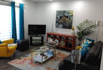 Gorgeous Penthouse with Balcony, Free Parking and WiFi has Balcony rooms