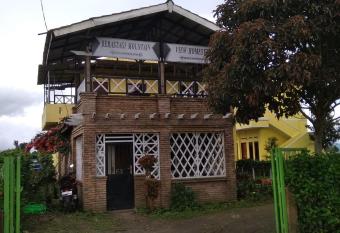 Berastagi Mountain View Homestay & Pizzeria has Balcony rooms