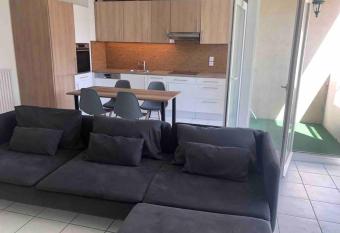 Super T3 Cosy    2 pas de Tram Station has Balcony rooms