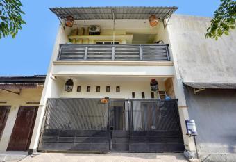 SPOT ON 91893 Kost Jeje Syariah allows 18 year olds to book a room