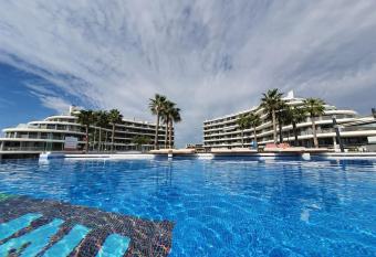 Apartment with magnificent seeview and all luxury has Balcony rooms