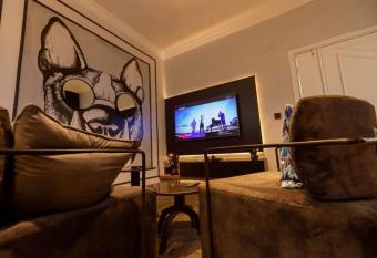 Exquisitely serviced 1 bedroom apartment allows 18 year olds to book a room