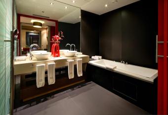 Olivia Plaza Hotel has rooms with a private hot tub