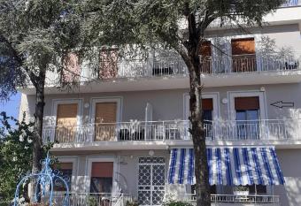 Luli Holidays Paestum allows 18 year olds to book a room