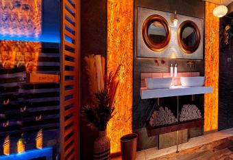 Hambrook Guest Suites and Private ESPA Spa has rooms with a private hot tub