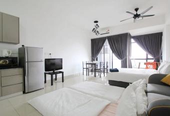 A Stylish Utropolis Studio Near KDU FREE Parking has Balcony rooms