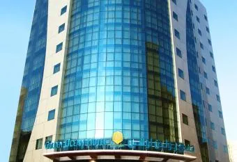 Beautiful 2 Bedrooms Flat With Direct Marina View At Pearl Of Qatar allows 18 year olds to book a room